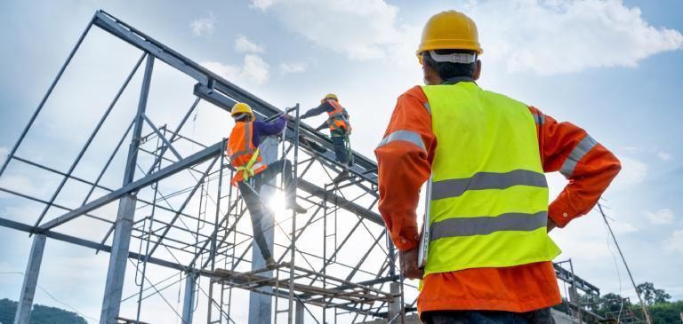 kierownik nadzoruje budowę